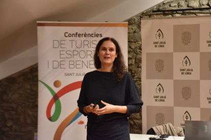 Gemma Bes, durant el tret de sortida de la 3a edició del cicle de conferències de Turisme Esportiu i de Benestar.