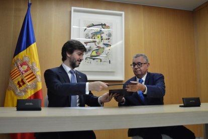 El síndic general, Carles Ensenyat, i el director general de FEDA, Albert Moles, durant la signatura del conveni a través del qual el Consell rep el segell de Llum Verda.