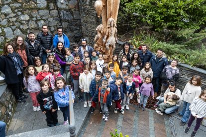 Inauguració de l'escultura que han fet a la soca del pi que hi havia a les escales de l'església de la Massana