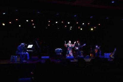 La cantant Perla Batalla durant el concert