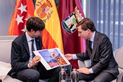 El cònsol major d'Andorra la Vella, Sergi González, mostran un llibre amb imatges d'andorra a l'alcalde de Madrid, José Luis Martínez-Almeida, en la trobada d'ahir