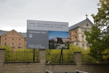 El cartell on s’anuncien les obres a l’antic Seminari Diocesà.