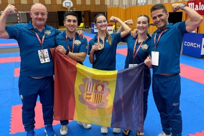 Aina Padilla, al centre, amb la medalla d’or.