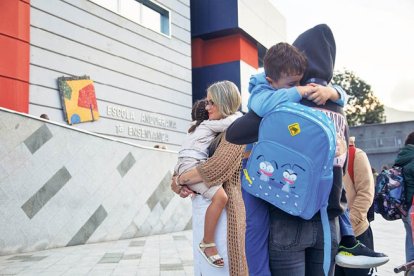 Infants i pares a les portes de l’escola andorrana de Santa Coloma.