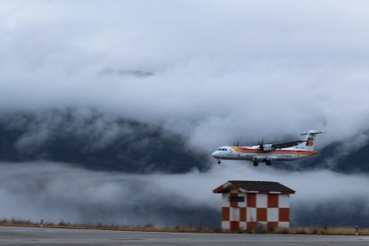 Un avió d’Air Nostrum a l’aeroport de la Seu.