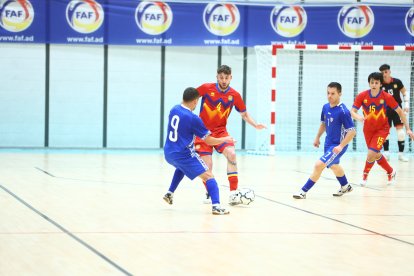 Adrià Blat, que va fer els dos gols d’Andorra, en un moment del partit d’ahir.