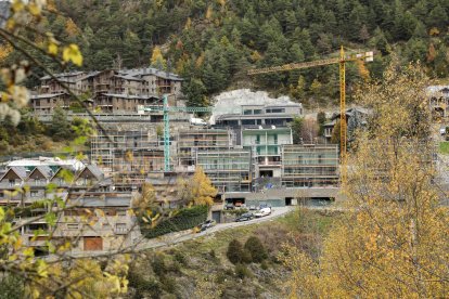 Zona residencial amb edificis en construcció a la Massana