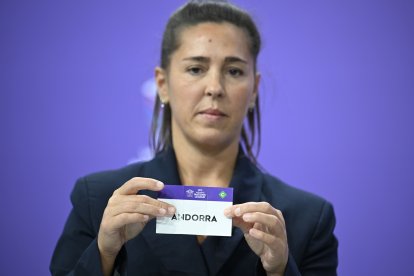 L’exinternacional anglesa Fara Williams mostrant la papereta d’Andorra.