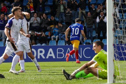 Álvaro Martín celebrant el gol