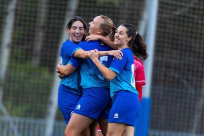 L’Enfaf femení celebra un gol.