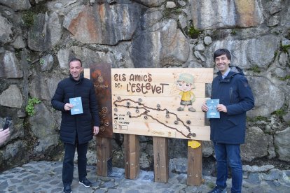 El cònsol major d’Andorra la Vella, Sergi González, i el ministre de Turisme i Comerç, Jordi Torres, inaugurant la nova ruta 'Els amics de l’Estevet'.