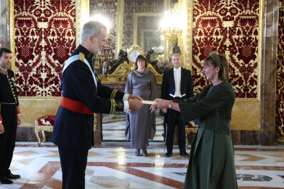 La nova ambaixadora del Principat a Espanya, Eva Descarrega, entregant les cartes credencials al Rei Felip VI al Palacio Real de Madrid aquest matí