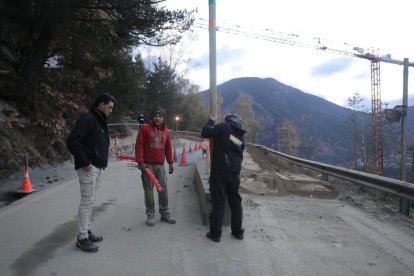 El ministre Raul Ferré a la carretera abans de reobrir-la