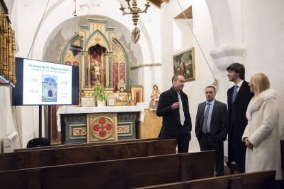 Els síndics generals durant la visita a l'església de Sant Miquel de Prats