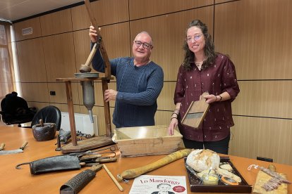 El president de la Confraria de Sant Antoni, Josep Maria Troguet, i la consellera de Cultura, Alexia Verdaguer, a la presentació de Lo Mandongo de la Massana