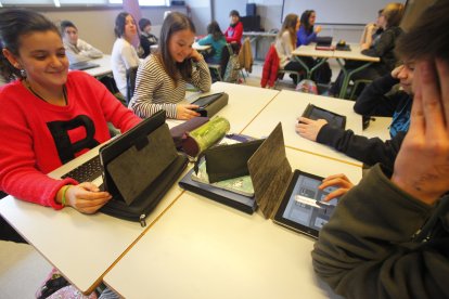 Alumnes amb tauletes a l’aula.