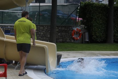 Socorrista en una piscina exterior.

Foto: Fernando Galindo