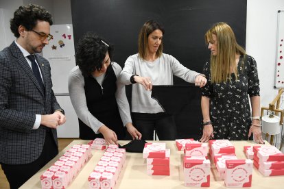 Acte d'inici d'entrega de copes i calces menstruals de manera gratuïta