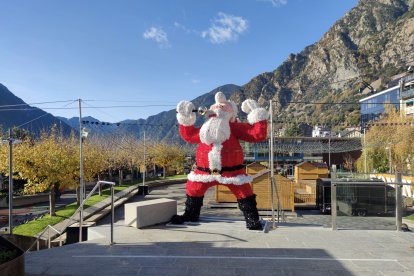 El pare noel presideix el poblet de Nadal de la plaça del poble