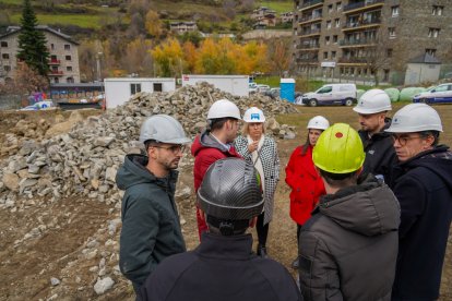 La visita de les autoritats encampadanes a les obres del casal.