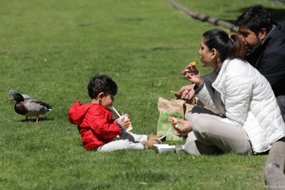 Una família en un parc.