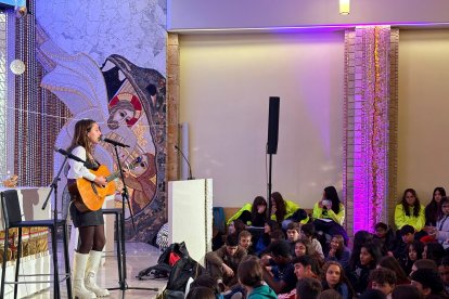 La cantant catalana Sara Roy durant l'eucaristia del Canòlich Music Festival 2024.