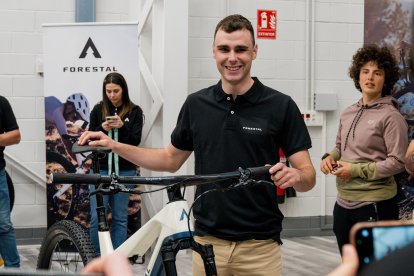 Oriol Pi, amb la bicicleta Forestal.