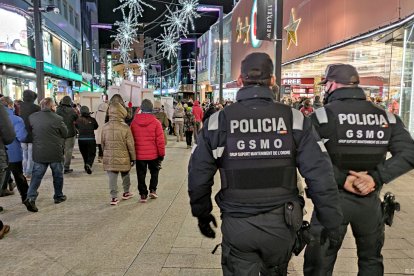 Dos agents de la policia.