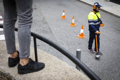 Un treballadors en les actuacions que es van fer durant la primera fase de la digitalització de la xarxa.