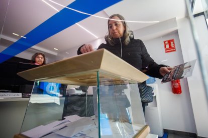 Una dona vota a la consulta.