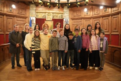 Els escolars i els representants del comú de Sant Julià al Consell d'Infants avui