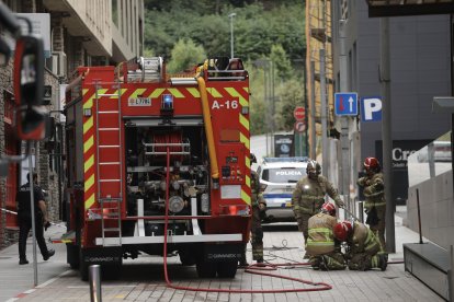 Els bombers treballant en l'extinció d'un altre incendi