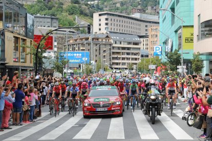 Sortida d’etapa de la Vuelta a Escaldes, el 2018.