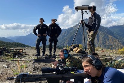 Agents del grup d’intervenció de la policia i dels GEO en una de les pràctiques.