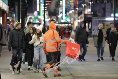 Un treballador del servei d’Higiene del comú d’Andorra la Vella.