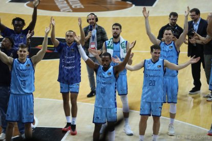 Els jugadors del MoraBanc celebrant la victòria davant del Granada al Poliesportiu.