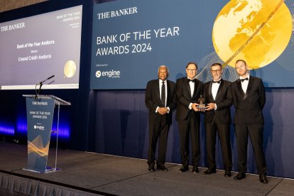 El periodista Sir Trevor McDonald, el conseller delegat de Creand, Xavier Cornella, el president de Creand, Antoni Pintat, i l'editor de The Banker, Michael Klimes, en la cerimònia d'entrega del premi a Londres