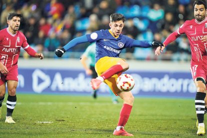 El tricolor Álvaro Martín provant un xut, en el partit d’ahir contra el Cartagena.