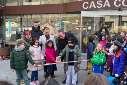 El cònsol i els infants inaugurant el pessebre.