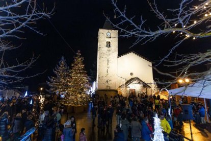 Encesa de llums a la plaça de l'església de la Masssana