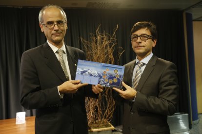 El cap de Govern, Toni Martí, amb Jordi Cinca, ministre de Finances, a la presentació dels euros.