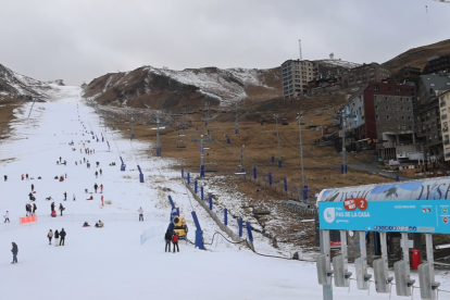 Turistes, ahir, en una pista tancada de Grandvalira-Pas de la Casa.