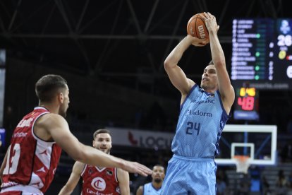 Kyle Kuric llança a cistella.