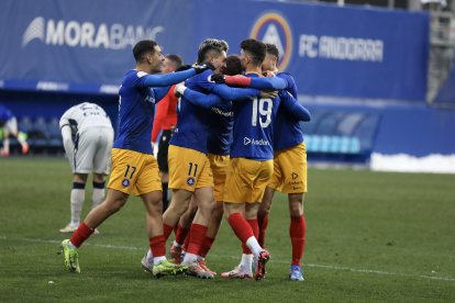 Els jugadors de l'FC Andorra celebren un dels gols