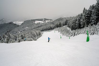 Una esquiadora gaudint de les bones condicions de la neu a Pal el primer dia de la temporada