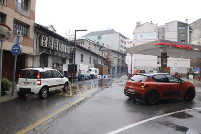 Senyalització al tram final de l'avinguda del Fener per advertir que deixa de ser de doble sentit