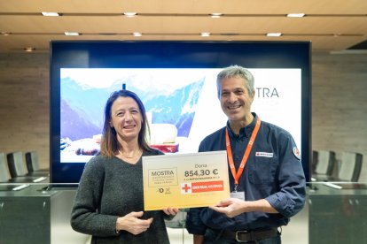 La cònsol major d’Ordino, Maria del Mar Coma, i el director de la Creu Roja Andorrana, Jordi Fernández, amb el xec de la recaptació de la Mostra Gastronòmica.