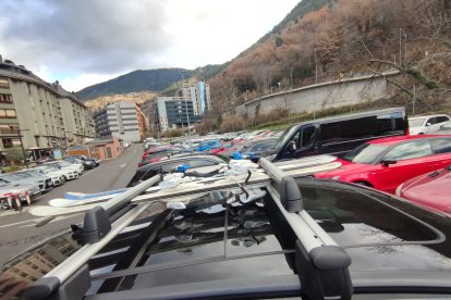 Vehicles en un aparcament d’Escaldes-Engordany.