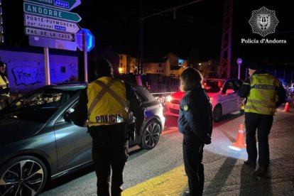 Col·laboració de la policia i els gendarmes.