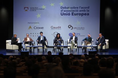 El moderador, De Planell, i els participants en el debat, Tremosa, Bartolomé, Cosan, Gomà, Saboya i Rodríguez Miñana